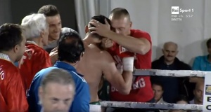 Andrea Del Seppia a bordo ring, sulla sinistra, dopo la vittoria del titolo