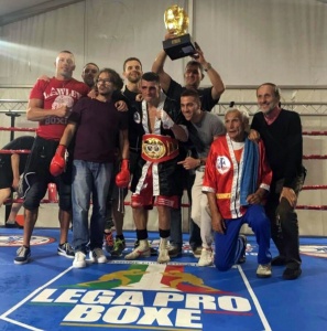 Festeggiamenti staff tecnico dopo la vittoria del Titolo IBF