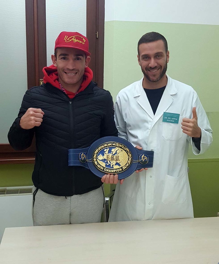 Il nutrizionista Dott. Andrea Del Seppia con Matteo Signani nell'ambulatorio di Cesena, dopo la difesa del Titolo Europeo dei pesi medi di pugilato avvenuta a Caen in Francia (2020)