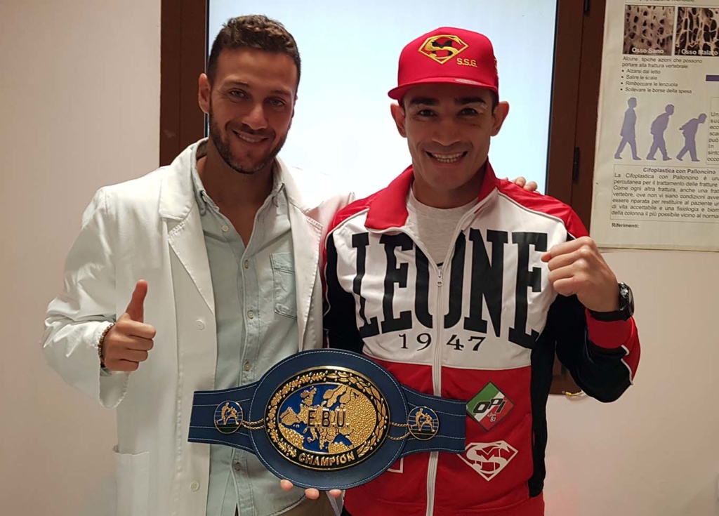 Il nutrizionista Dott. Andrea Del Seppia con Matteo Signani nell'ambulatorio di Cesena, dopo la difesa del Titolo Europeo dei pesi medi di pugilato avvenuta a Roma (2021)