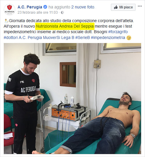 Il nutrizionista Dott. Andrea Del Seppia, mentre esegue l’esame bioimpedenziometrico su Nicola Leali, portiere del A.C. Perugia Calcio